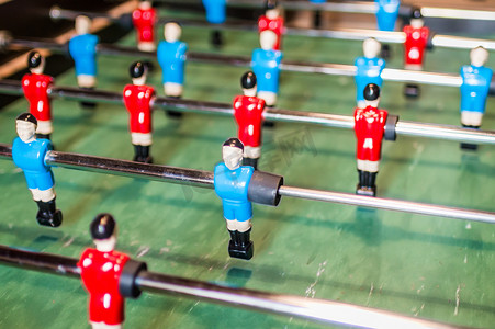 桌上足球比赛，与红色和蓝色球员的足球桌