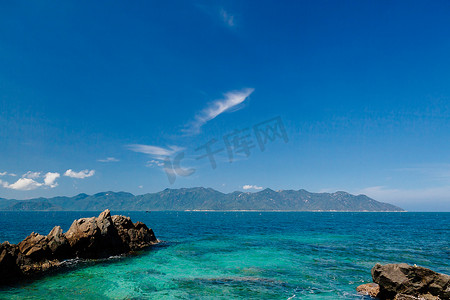 芽庄海鲜火锅摄影照片_风景如画的蓝色海洋泻湖