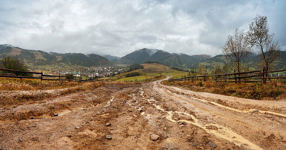 山区雨后泥泞的地面。