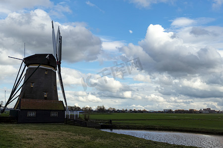 风车小屋摄影照片_荷兰风车迎风运转涡轮抽水