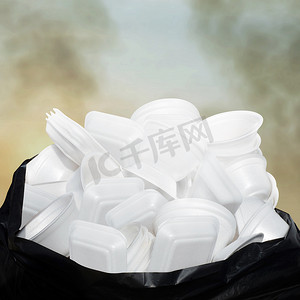 垃圾泡沫食品托盘白色多堆在塑料黑袋上脏天云大气污染背景