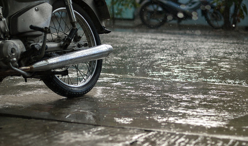 摩托车和雨滴特写