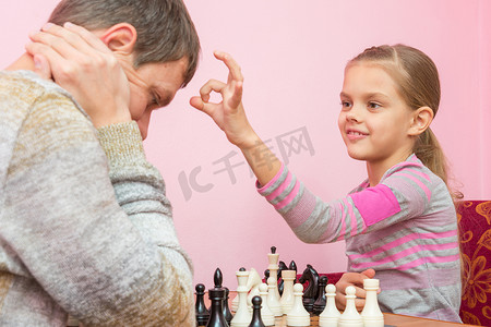 棋格摄影照片_我的女儿一根手指在教皇的头上，教皇下了一盘棋输了