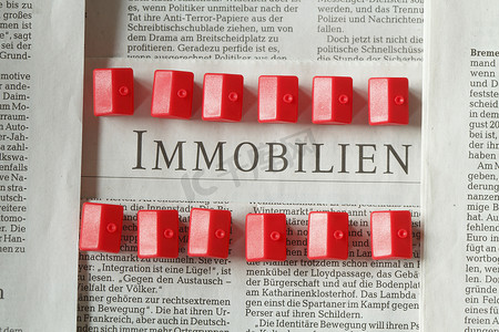 报纸、文本属性（德语为 Immobilien）、红色小玩具