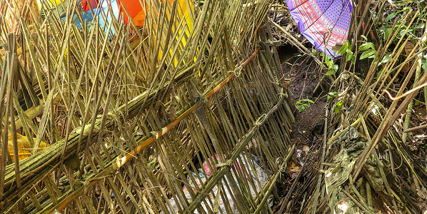 Terunyan 村墓地中的竹签墓。