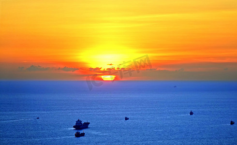船只海洋摄影照片_日落时海洋的美丽景色