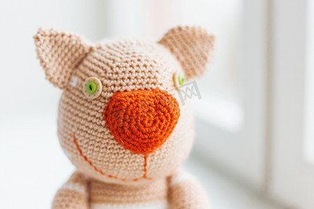 手工编织玩具猫。