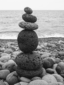一堆鹅卵石平衡