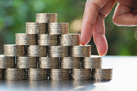 储蓄金钱概念与为企业增长的金钱硬币堆。