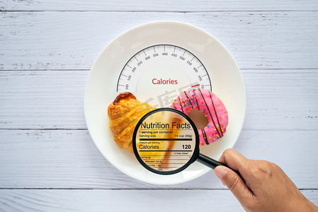 卡路里摄影照片_卡路里计数、食品控制和消费者营养成分标签概念。