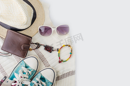 旅行配饰服装钱包、手表、鞋子、白色背景的帽子，供旅行使用。