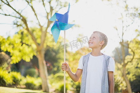 拿风车的男孩摄影照片_拿着风车的男孩在公园