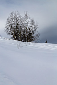 山上白雪覆盖，云雾缭绕