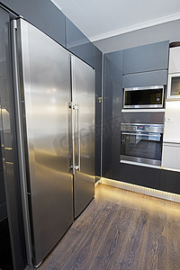 现代厨房设计摄影照片_豪华公寓的现代厨房设计