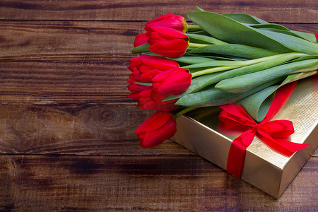 礼盒绿色摄影照片_一束红色郁金香和礼盒