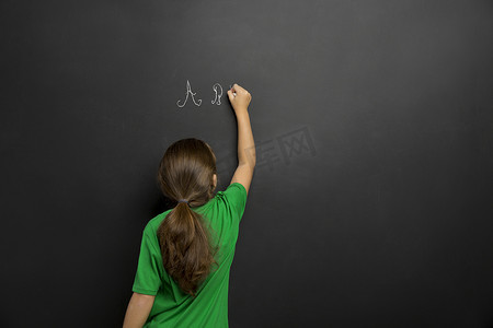 黑板写字摄影照片_在黑板上写字的女孩