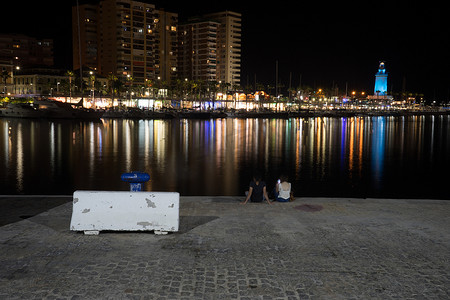 马拉加摄影照片_晚上从港口、马拉加、西班牙、欧洲欣赏马拉加市