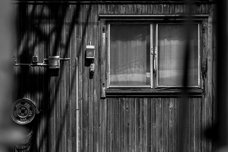 小房子房子摄影照片_一个小木房子的门面