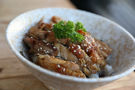 日本食品，木制背景的鸡肉照烧饭
