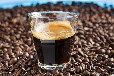 双份意式浓缩咖啡和咖啡豆