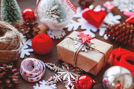 圣诞节和新年背景与木制背景上的礼物、丝带、球和不同的装饰品。