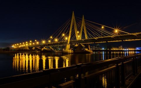 喀山河上的夜桥