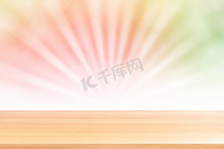 空木桌地板在柔和的粉红色散景灯光束闪耀渐变背景上，木板空在绿色粉红色散景彩色灯光照耀下，彩色散景灯渐变柔和，用于横幅广告