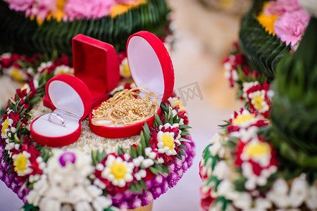 金典简约科幻图案摄影照片_泰国传统婚礼花盘上的嫁妆（金项链）