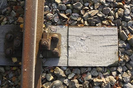 铁路钢轨摄影照片_带白霜涂层的木制铁路枕木