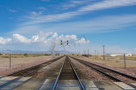 莫哈韦摄影照片_莫哈韦沙漠一条公路上的铁路道口