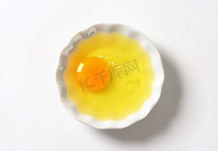 生蛋清和蛋黄在碗里