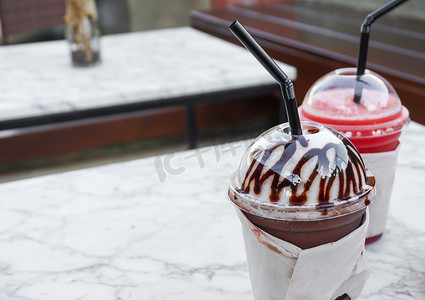 西瓜冰西瓜冰摄影照片_解放军巧克力冰沙和西瓜冰沙饮料的特写