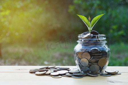 罐子里的硬币和钱堆一步一步增加钱，概念金融业务和储蓄投资。