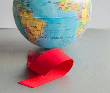 世界艾滋病日 12 月 1 日，世界地球特写镜头与红丝带