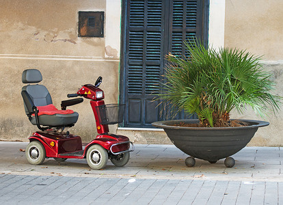 便携手推车摄影照片_残疾人电动轮椅车。