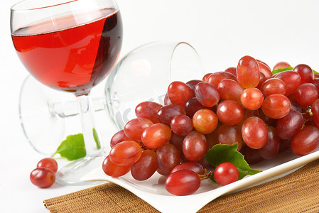 新鲜的红葡萄和一杯酒
