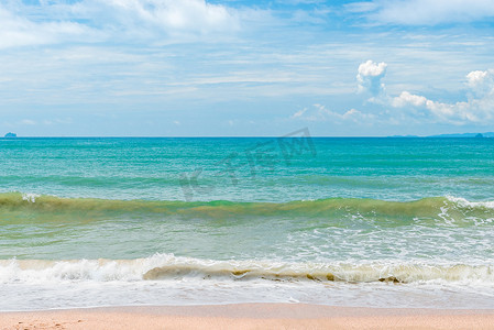 绿松石蓝色海和地平线，照片在 Tha 拍了