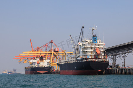 商业海运进口博览会重型集装箱船装载货物