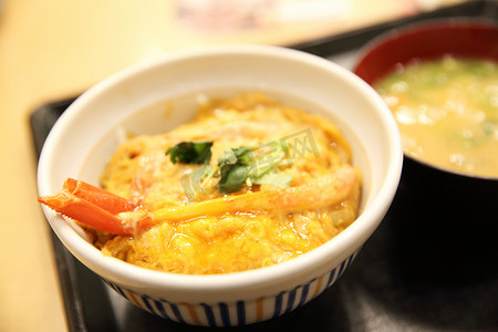 海鲜粥摄影照片_米饭和汤上的螃蟹和鸡蛋，日本料理