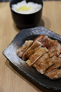 日本食品，木制背景的鸡肉照烧饭