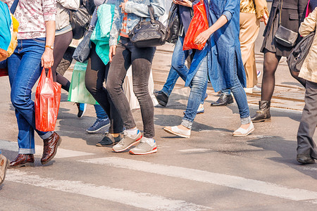 妇女过马路，行人的脚