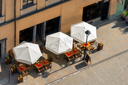 露天咖啡馆摄影照片_欧洲城市的露天咖啡馆，顶视图
