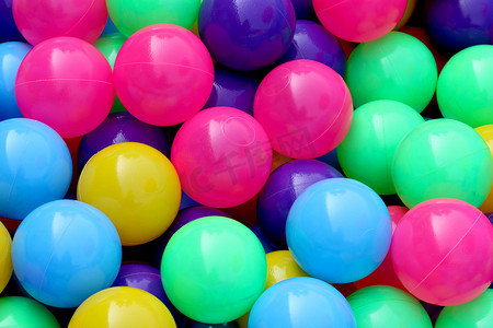 彩色塑料球供孩子们在水上乐园玩球，彩色球塑料抽象纹理背景图案，儿童泳池球派对玩具