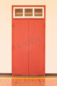 旧式木门，红色，与白色隔离