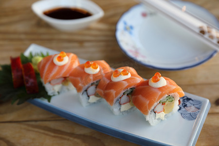 寿司卷上面有鲑鱼，日本料理