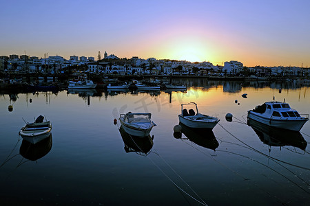 亚特兰蒂斯摄影照片_日落时从葡萄牙阿尔加维的拉各斯港