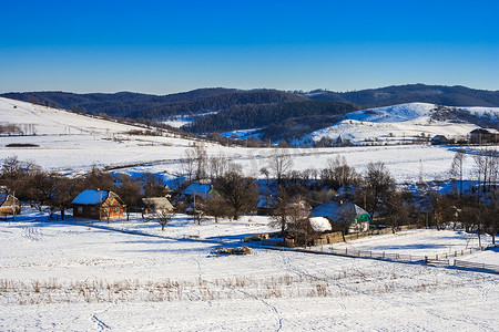 冬天房屋下雪摄影照片_村庄的冬天风景视图