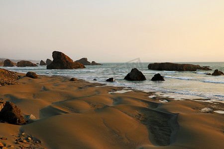 太平洋沿岸有小沙丘的沙滩
