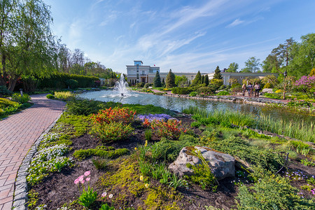 附近湖上有喷泉的公园景观设计