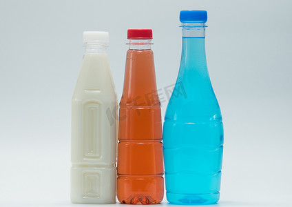 白色背景中三瓶现代设计的软饮料，只需添加您自己的文字